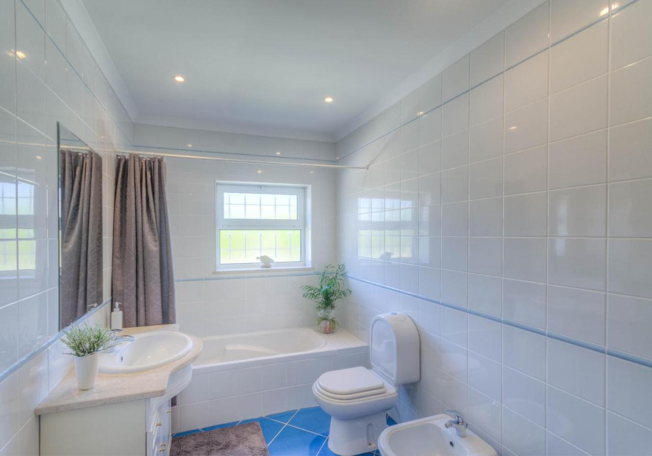 Villa Montanha, Luxury Coastal Villa, With Swimming Pool, Loungers And Alfresco Dining, 10 Min Walk To The Beautiful Praia Da Luz Beach, Shops, Bars And Restaurants! Bagian luar foto